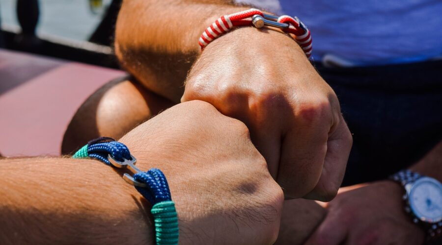 Les_bracelets_de_survie_pour_hommes_:_pourquoi_ils_sont_un_must_have_pour_chaque_aventure